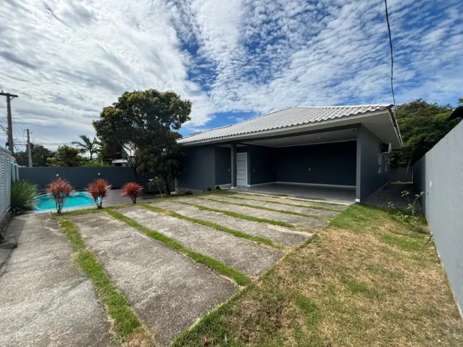 Casa semi mobiliada com 3 dormitórios + amplo quintal e piscina no Rio Vermelho!