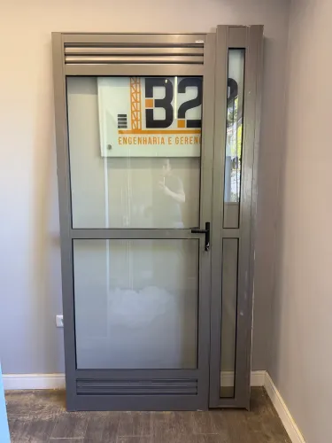 Porta de alumínio cinza com banheira lateral 0,83 x 2,10.