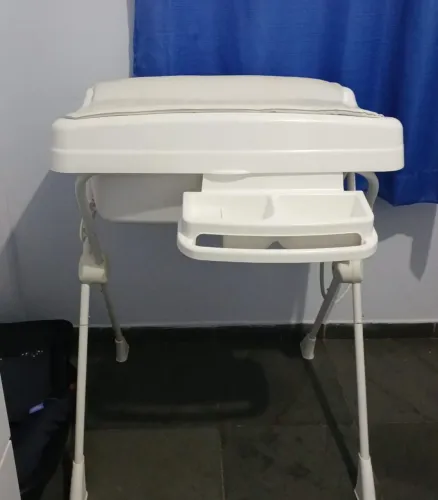 Trocador de Bebê com Banheira e Suporte