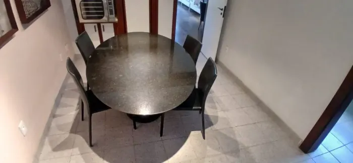 Mesa de jantar de pedra maciça com 04 cadeiras revestidas de couro