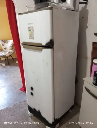Geladeira boa gela tudo pra trocar em uma maior