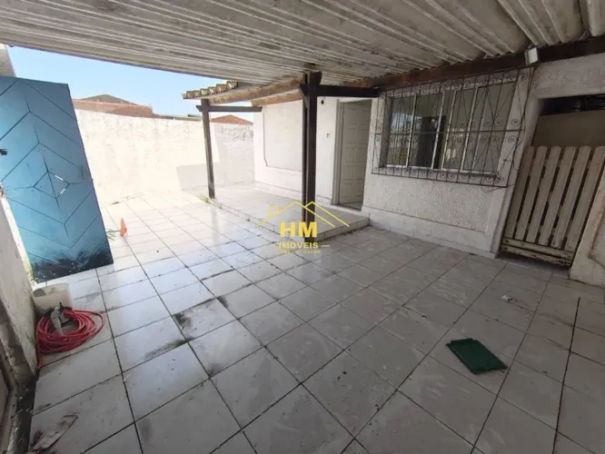 CASA COM QUINTAL AMPLO DE ESQUINA PARA REFORMAR