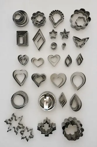 Kit com mais de 70 cortadores metálicos