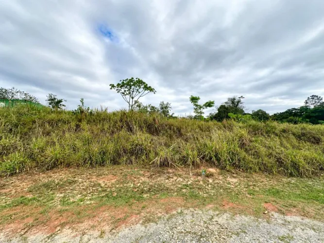 Terreno à venda no Condomínio Lago Dourado, bairro Chácaras de Guararema, região de Jacare