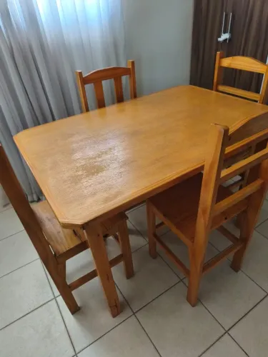 Mesa de Madeira com 4 cadeiras