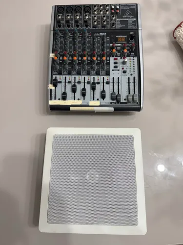 SISTEMA DE SOM MESA DE CANAIS BEHRINGER XENYX + 21 CAIXAS DE SOM AMBIENTE