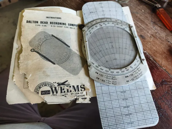 Computador manual de navegação antigo