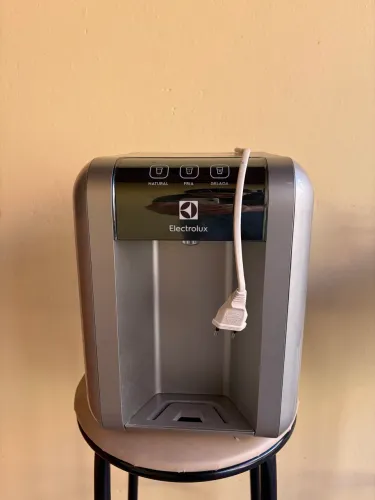 Bebedouro/geladeira Electrolux em ótimo estado!