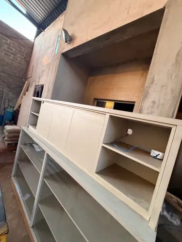 Rack Planejado para TV com Armários e Nichos - Grande