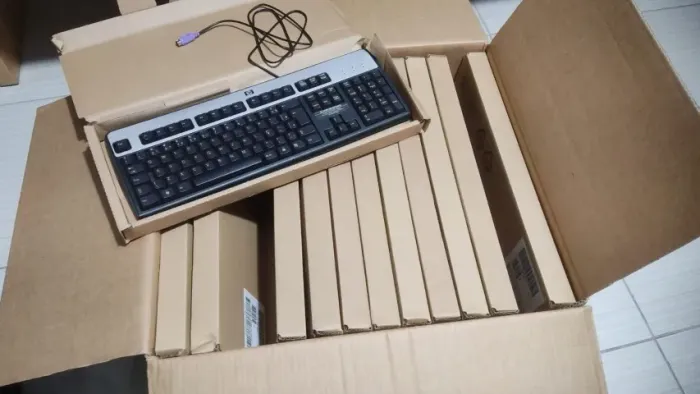 Lote com 60 teclados para computador (PS2 e USB)