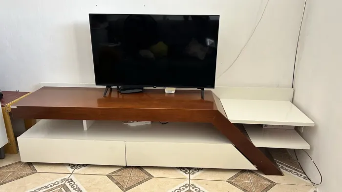 Rack para TV Moderno RUDNICK - Madeira e Laca Branca (Design em "Z")