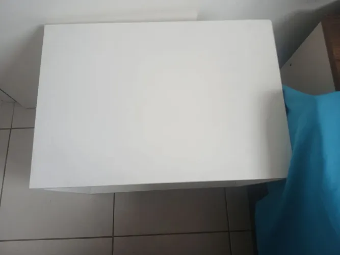 Vendo uma mesa de cabeceira em mdf com rodinhas branca