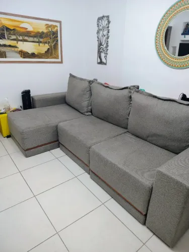 Sofá de 4 lugares retrátil+ chaise fixa , menos 1 ano de uso
