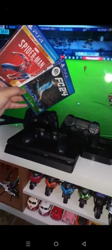 Playstation 4 - 500 GB - 3 Controles 
