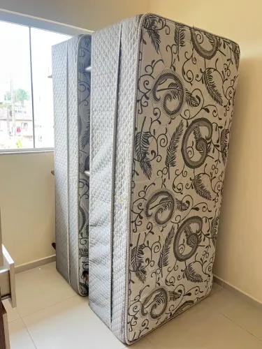 Vendo 2 camas de solteiro