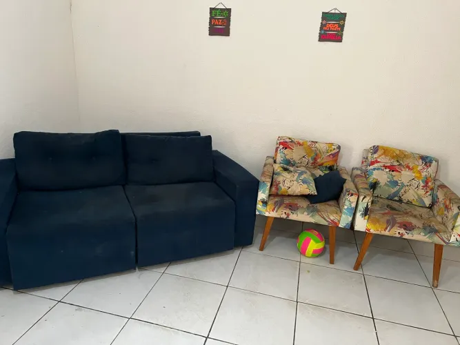 Conjunto de sofá e poltronas