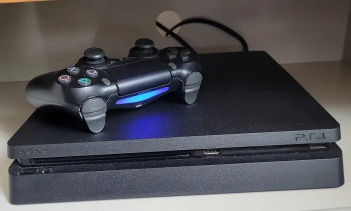 Playstation 4 1TB com 106 Jogos