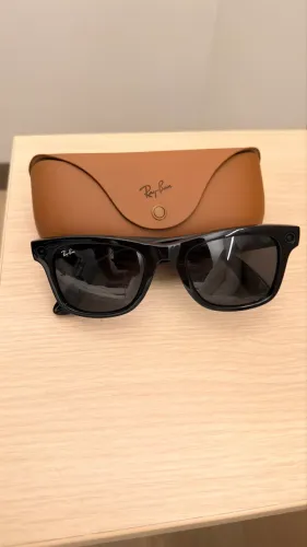 Ray-Ban Meta ? 2ª geração Modelo Wayfarer, preto, com lentes polarizadas. Câmera de 12MP