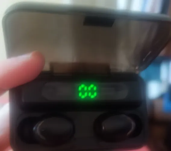 Dois fone de ouvido bluetooth e caixinha de carregamento ( base)