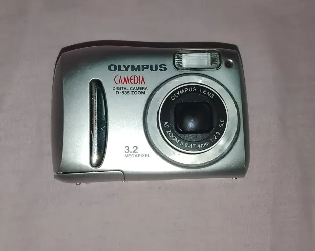 Olympus Camedia D-535 Zoom Antiga - Não Liga, Ideal para Peças ou Conserto