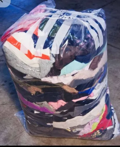 Fardos de roupas  femininas adulto para revenda de brecho e bazar com 50 peças. 