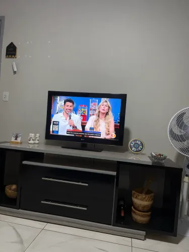 Oportunidade aparelho de tv junto com o rack