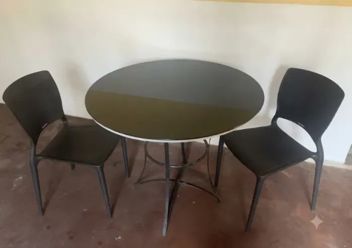 Mesa de vidro com duas cadeiras