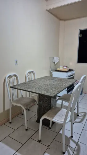 Mesa de granito com 4 cadeiras