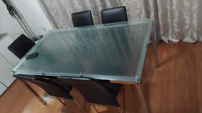 Mesa de Jantar com Tampo de Vidro com 6 cadeiras
