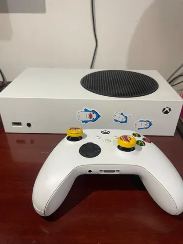 Xbox series S na caixa + FIFA 26