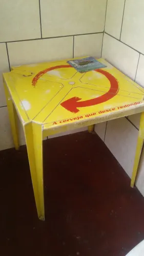 vendo mesa de plastico usada
