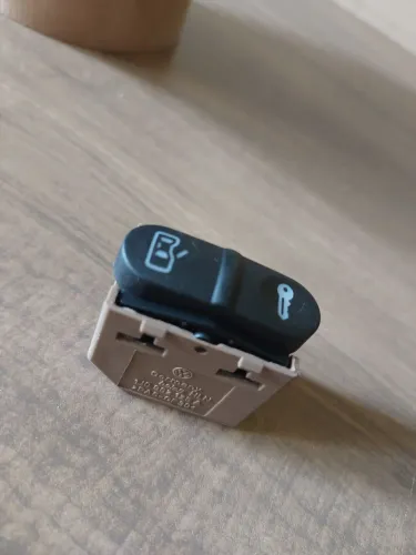 Botão Trava Elétrica Porta Golf 99 / 2005 Peça Nova