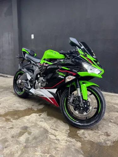 Kawasaki Zx6r  sem detalhes a mais nova do anúncio com apenas 8km  sem marcas de uso
