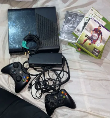 Xbox 360 conservado 2 controles e 7 jogos 