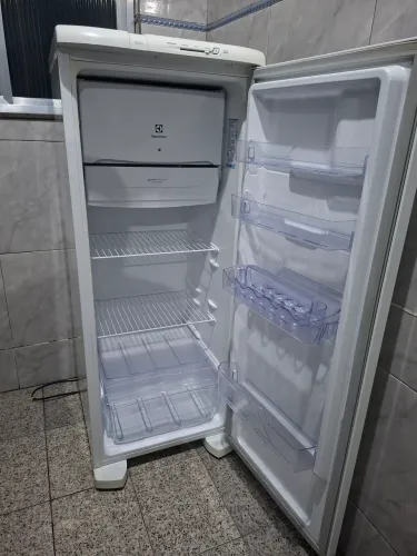 Geladeira Eletrolux re31 - muito nova