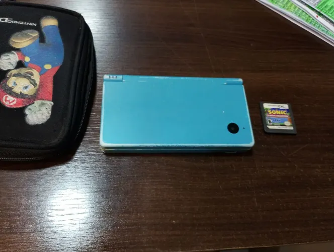 Vendo dsi com jogo do Sonic original,case de transporte e carregador