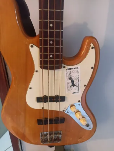 Kit Contrabaixo Squier by Fender + acessórios ? R$ 3800