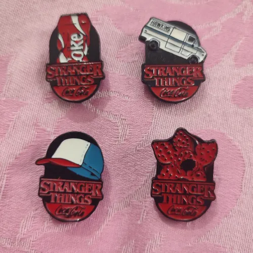 Broche/ Pin Stranger things 2019 coleção Dominos/Coca cola