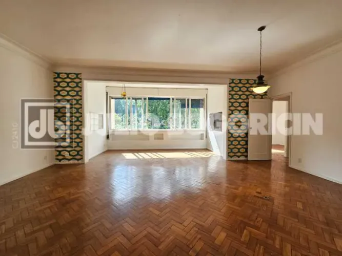 Laranjeiras! Cercada de muito verde, apartamento tipo cobertura, quatro quartos, amplo e v