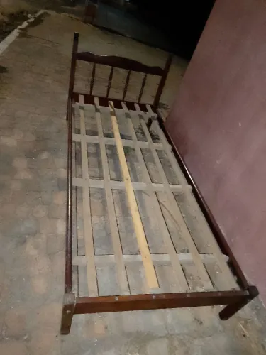 Cama de solteiro de ferro