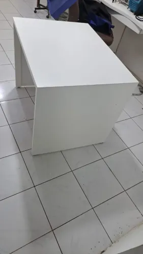 Mesa de Escritório / Escrivaninha Branca Minimalista - Ótimo Estado