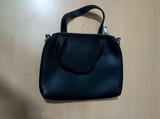 Bolsa de mão pequena preta Madison West em ótimo estado.