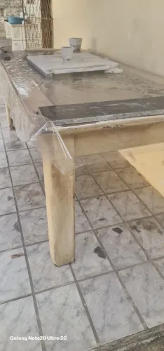 Mesa de madeira maciça pintura colonial para 8 cadeiras