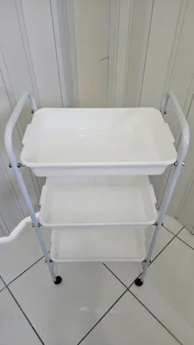 Carrinho auxiliar com tres bandejas, branco.