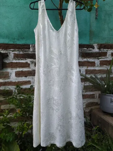 Vestido feminino semi longo de renda poliéster, sem forro, semi novo de brechó tamanho P