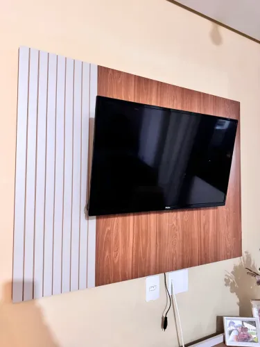 Painel ripado e tv 32 polegadas