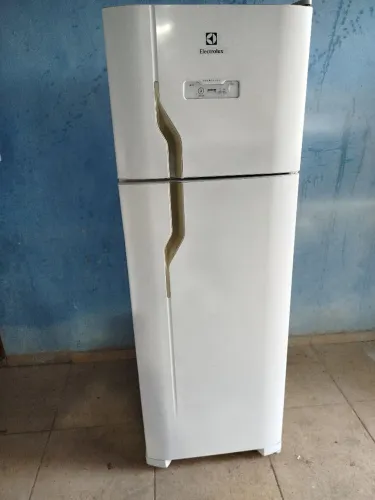 Geladeira Eletrolux bem conservada Frost Free 110,,v vai com o transformador 