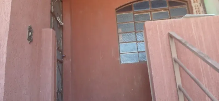 Aluga-se casa perto do metrô, ótima localização.Para rapazes,moças ou casal sem filhos