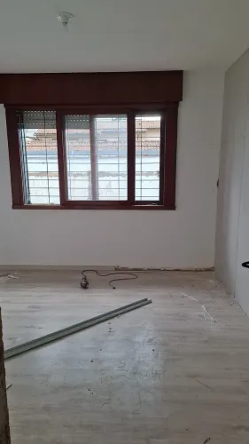 Janelas em madeira com persianas