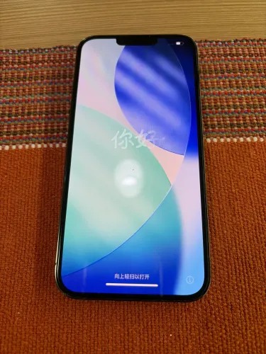 Celular iPhone 13 Pro Max 128 na cor verde, bateria 90%, com capa e proteção. 
